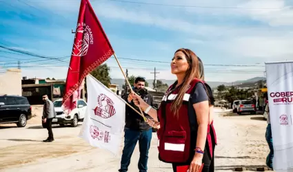 Claudia Agat�n encabeza revestimiento de calles en la colonia Rosas Magall�n