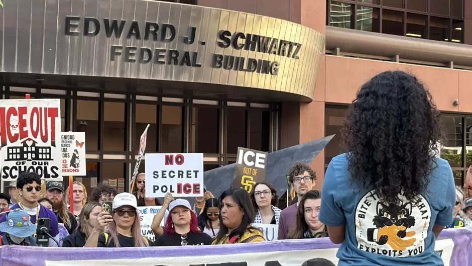 Exigen alto a operativos del ICE cerca de escuelas de San Diego