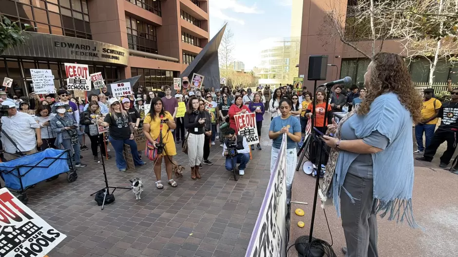 Exigen alto a operativos del ICE cerca de escuelas de San Diego