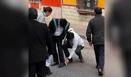 Asistentes limpian los zapatos de Hugo Aguilar