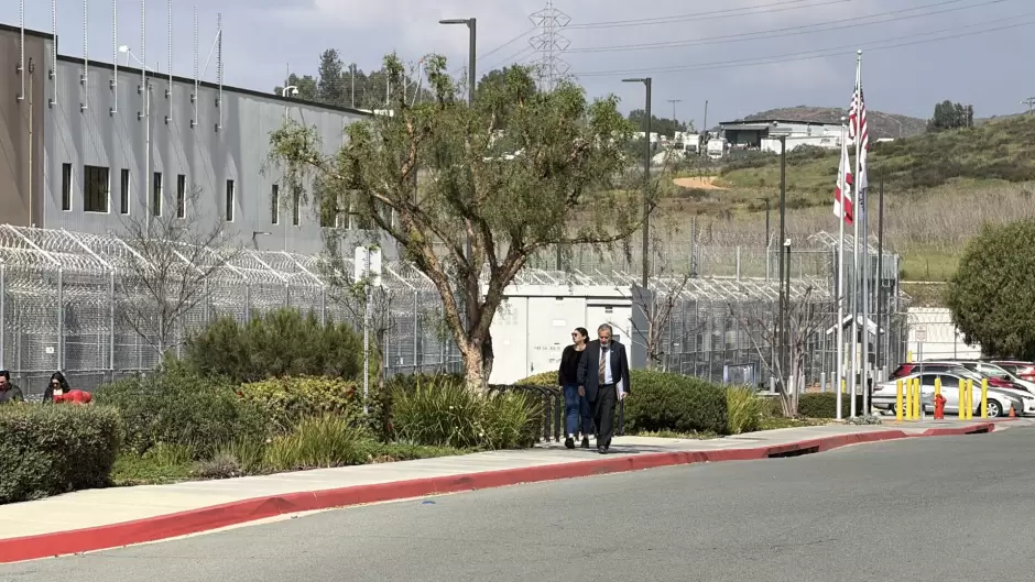 Congresista de California denuncia bloqueo a supervisi�n en Centro de Detenci�n Migratoria de Otay Mesa