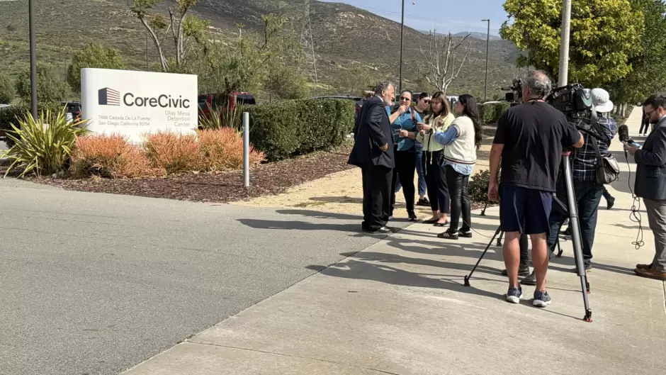 Congresista de California denuncia bloqueo a supervisi�n en Centro de Detenci�n Migratoria de Otay Mesa