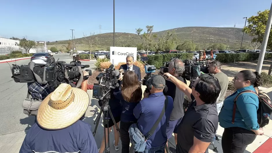 Congresista de California denuncia bloqueo a supervisi�n en Centro de Detenci�n Migratoria de Otay Mesa