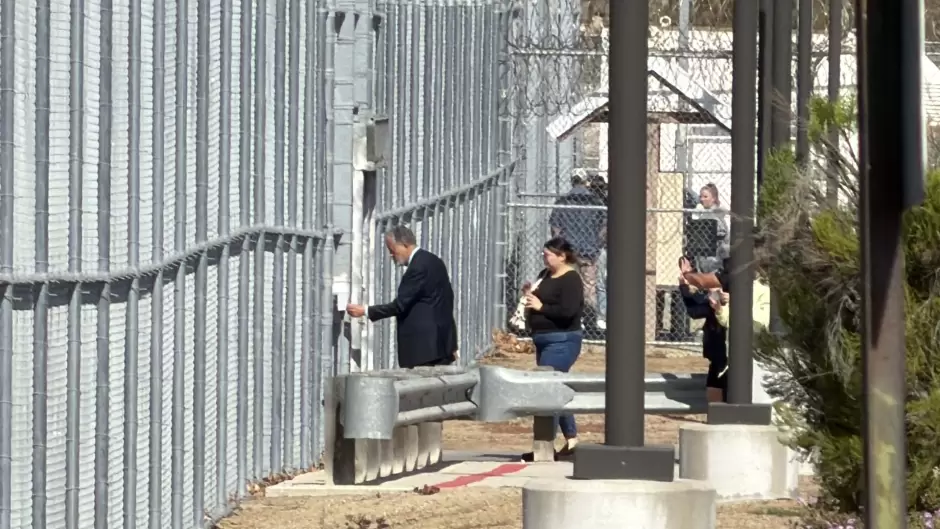 Congresista de California denuncia bloqueo a supervisi�n en Centro de Detenci�n Migratoria de Otay Mesa