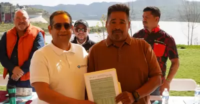 Presentan primer permiso de pesca comercial en aguas interiores de BC