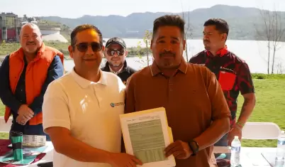 Presentan primer permiso de pesca comercial en aguas interiores de BC
