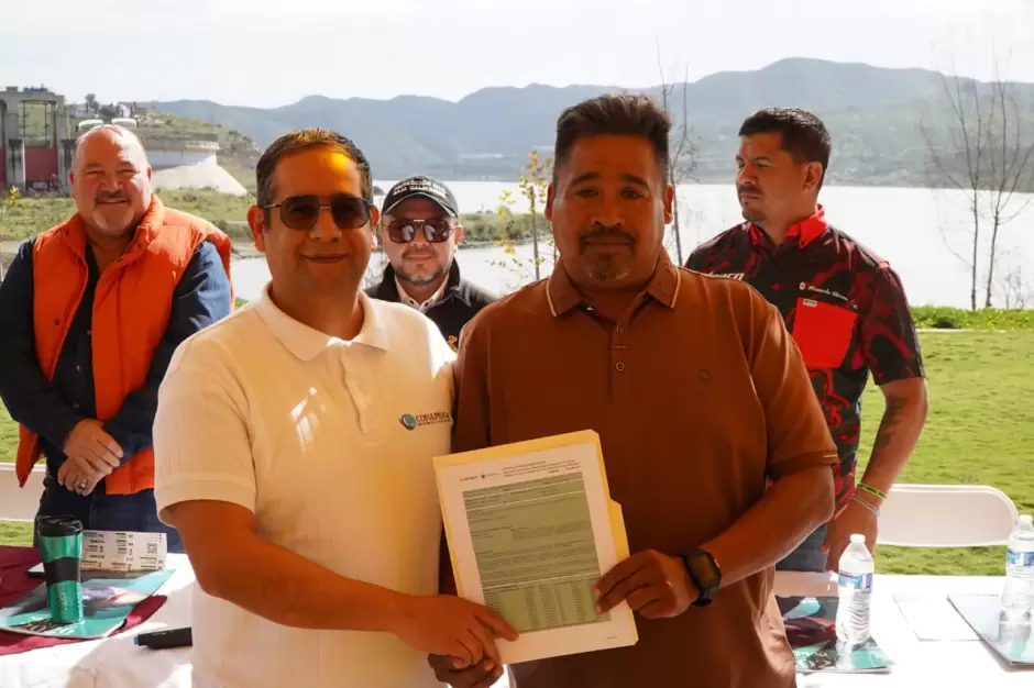 Presentan primer permiso de pesca comercial en aguas interiores de BC