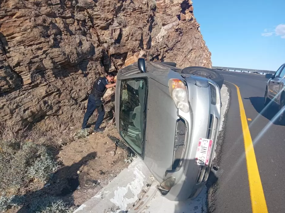 Brindan apoyo a conductor tras volcadura en La Rumorosa