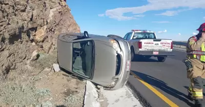 Brindan apoyo a conductor tras volcadura en La Rumorosa