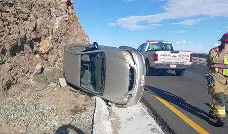 Brindan apoyo a conductor tras volcadura en La Rumorosa