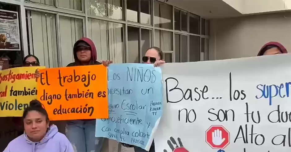 Padres de 8 centros escolares bloquearon oficinas del sistema educativo en Tijuana