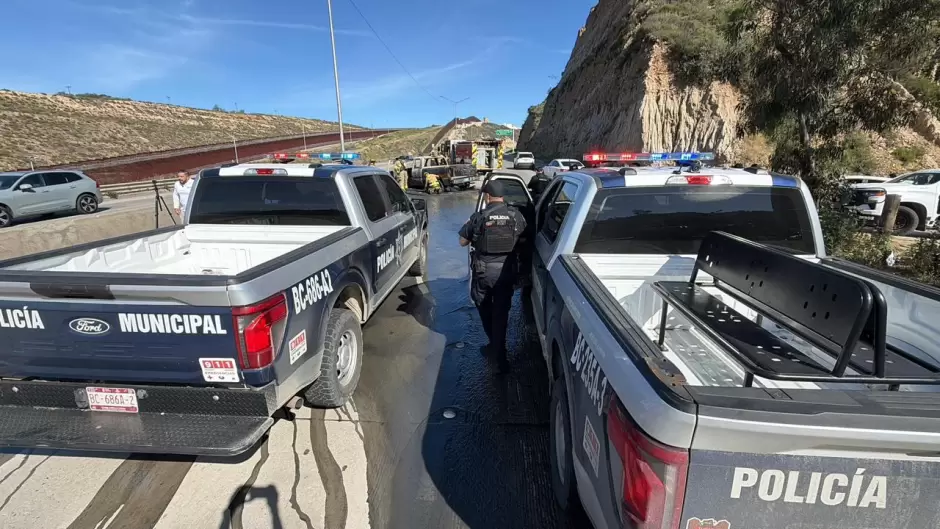 Incendian pickup a la salida de Playas de Tijuana