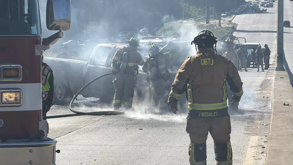 Incendian pickup a la salida de Playas de Tijuana
