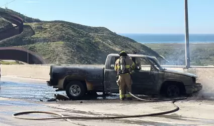 Incendian pickup a la salida de Playas de Tijuana