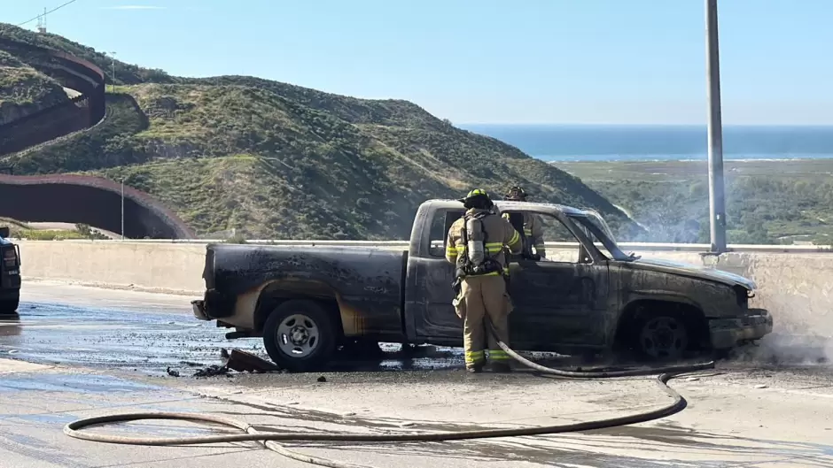 Incendian pickup a la salida de Playas de Tijuana