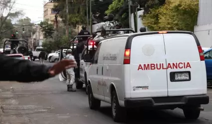 Convoy de la GN, escolta ambulancia de servicio forense, donde presuntamente vie