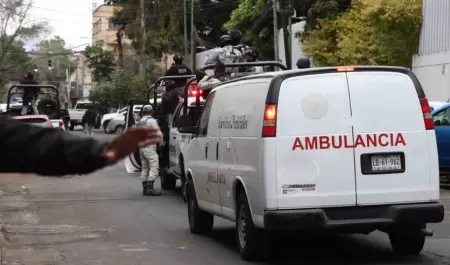 Convoy de la GN, escolta ambulancia de servicio forense, donde presuntamente vie