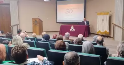 Asisten padres de la gobernadora a conferencia de la Sociedad de Historia