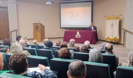 Asisten padres de la gobernadora a conferencia de la Sociedad de Historia