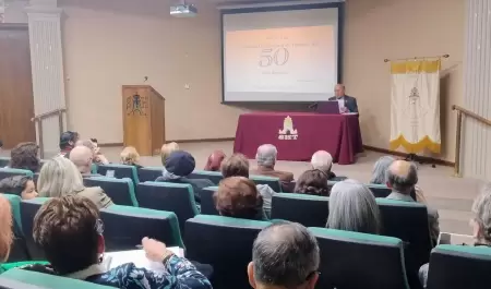Asisten padres de la gobernadora a conferencia de la Sociedad de Historia