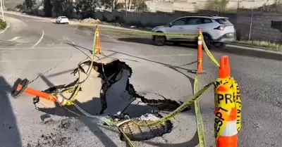 Socav�n en la avenida Estadio Poniente, en fraccionamiento Bugambilias