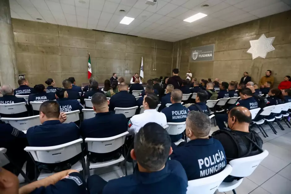 Entrega Ismael Burgueño Ruiz bono anual a mil 823 policías municipales activos