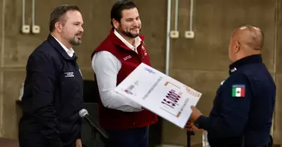 Entrega Ismael Burgue�o Ruiz bono anual a mil 823 polic�as municipales activos