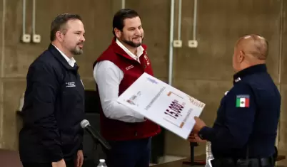 Entrega Ismael Burgue�o Ruiz bono anual a mil 823 polic�as municipales activos