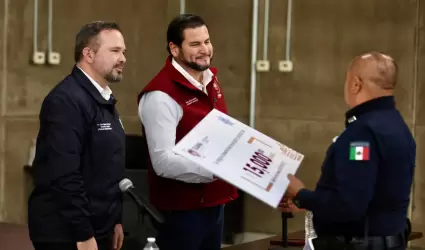 Entrega Ismael Burgue�o Ruiz bono anual a mil 823 polic�as municipales activos