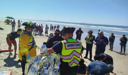 Familia intenta cruzar a EEUU por Playas de Tijuana y es arrastrada por la corri