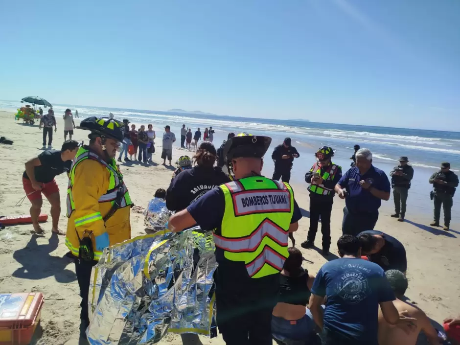 Familia intenta cruzar a EEUU por Playas de Tijuana y es arrastrada por la corriente del mar