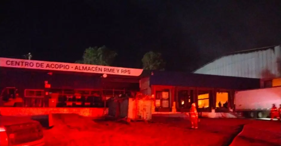 Marina apoya a bomberos en control de incendio en El Sauzal, Ensenada