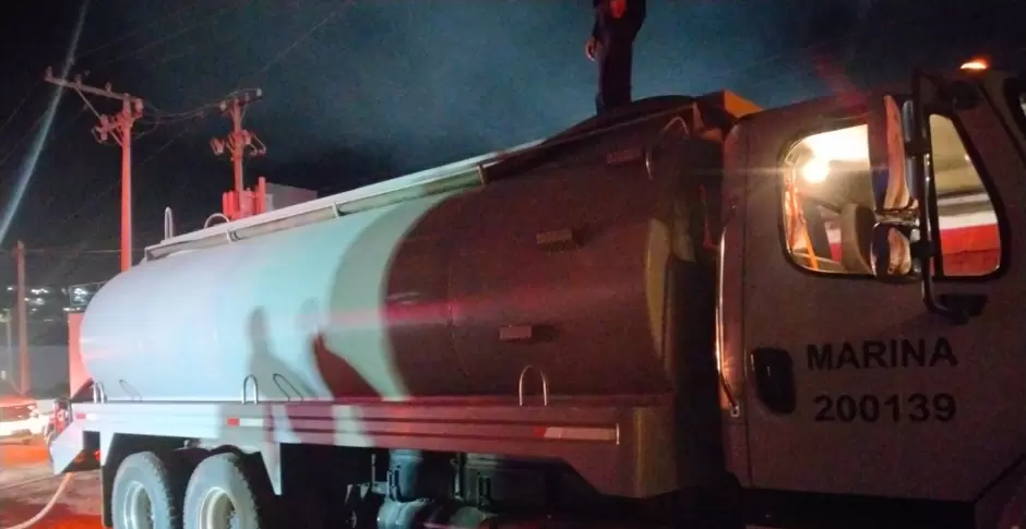 Marina apoya a bomberos en control de incendio en El Sauzal, Ensenada