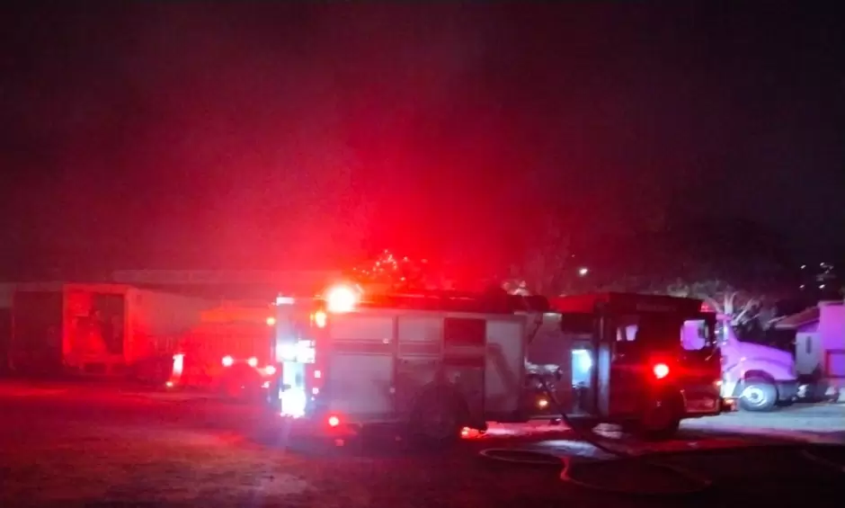 Marina apoya a bomberos en control de incendio en El Sauzal, Ensenada