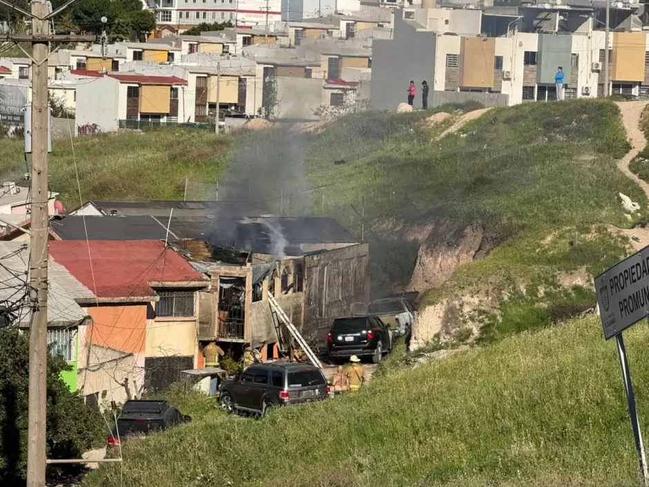 Explosión e incendio en vivienda de Villas de Baja California deja siete lesionados