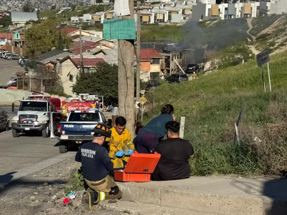 Explosión e incendio en vivienda de Villas de Baja California deja siete lesionados