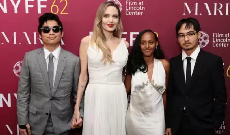 Angelina Jolie y tres de sus hijos.