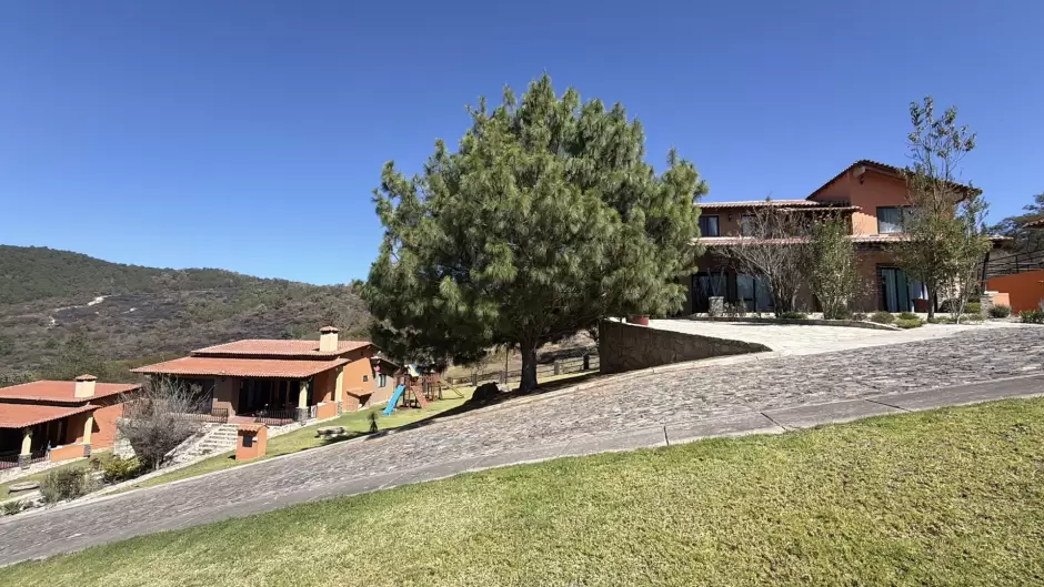 Inmueble atribuido a "El Mencho" luce abandonado tras operativo federal