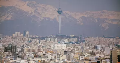 Vista a�rea de Teher�n con la Torre Milad frente a las monta�as de Alborz.