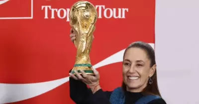 Claudia Sheinbaum recibi� la Copa del Mundo como parte del tour que realiza por 
