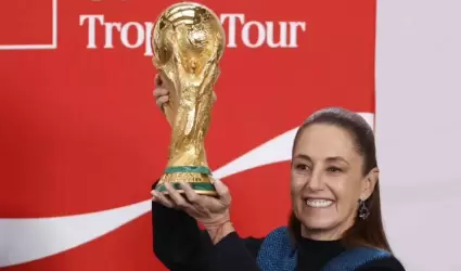 Claudia Sheinbaum recibi� la Copa del Mundo como parte del tour que realiza por 