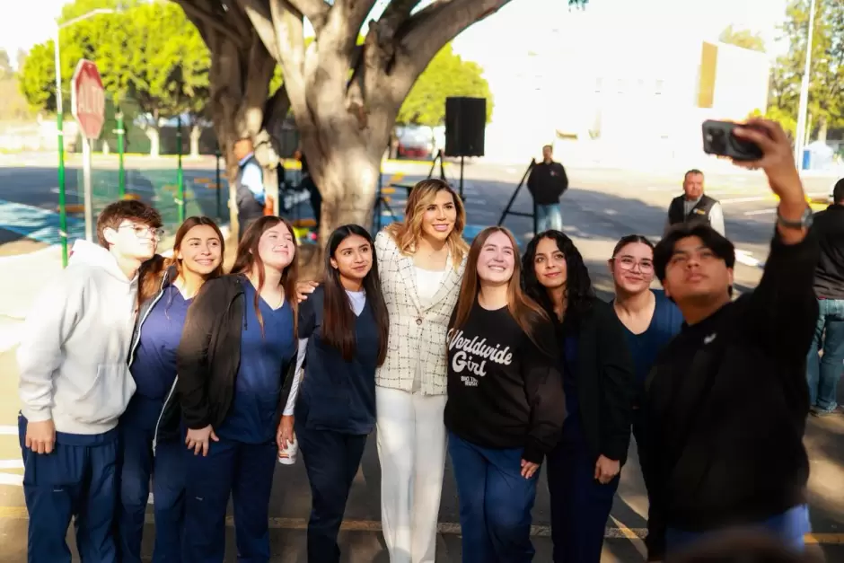 Entrega de nuevo estacionamiento en UABC