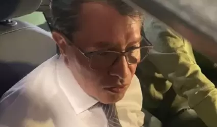 El coordinador de Morena en San L�zaro, Ricardo Monreal, durante su llegada a Pa