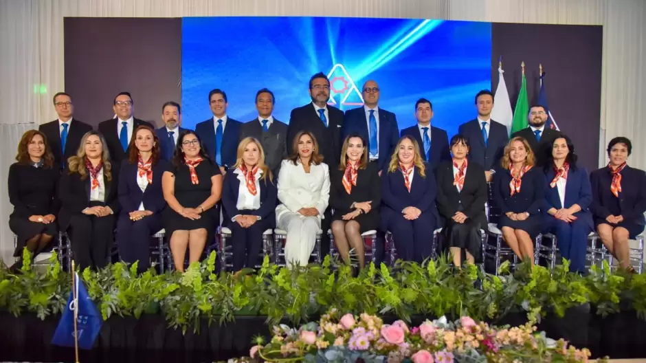 Rinde protesta Mar�a Luisa Ayala como presidenta de ANADE