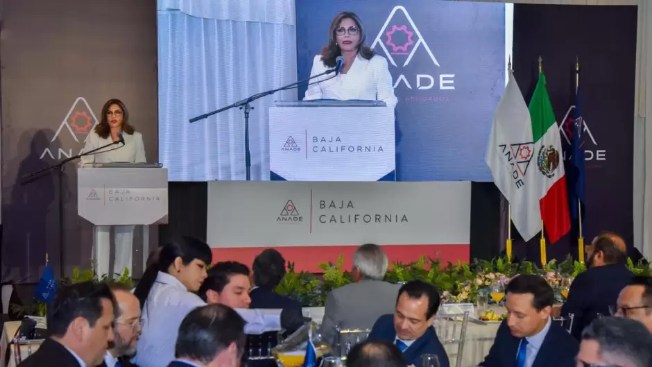 Rinde protesta Mar�a Luisa Ayala como presidenta de ANADE