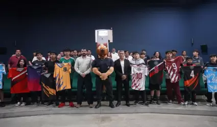 Entregan uniformes deportivos a j�venes
