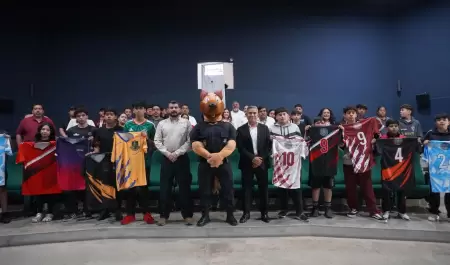 Entregan uniformes deportivos a j�venes