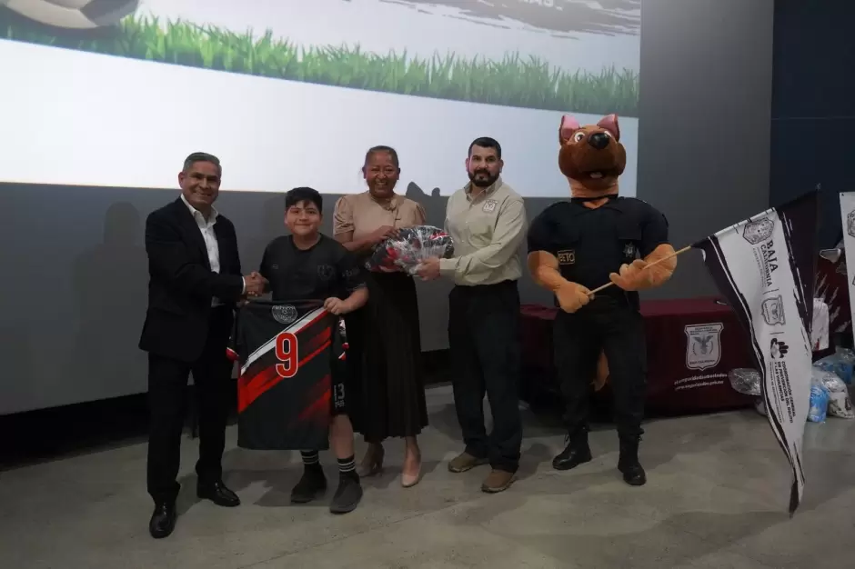 Entregan uniformes deportivos a jóvenes