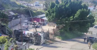 Volcadura de pipa de gas en Jardines de Aguacaliente en Tijuana