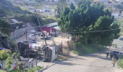 Volcadura de pipa de gas en Jardines de Aguacaliente en Tijuana